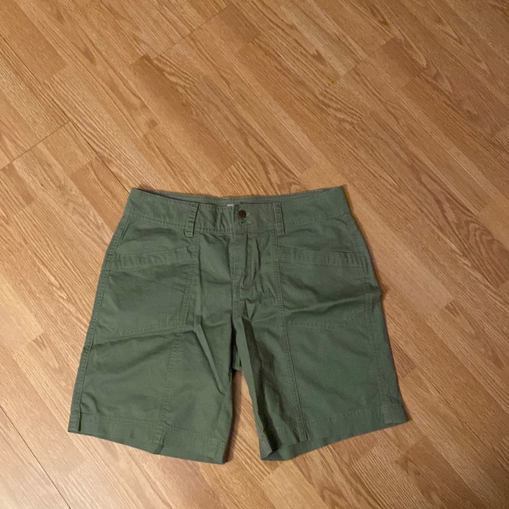 Royal robins, cargo shorts, mid thigh. Green, size 8